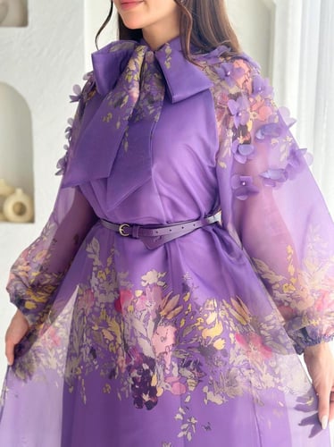 فستان قماش اورجانزا بفيونكه ومزين بالكتف بورود ثلا...