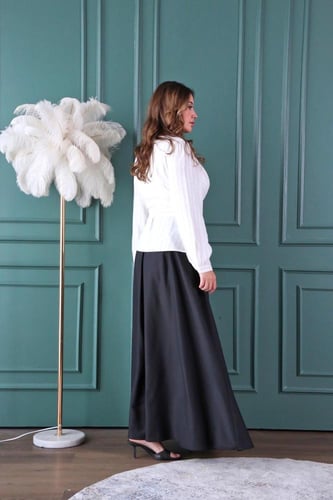 بلوزة لون ابيض مخططة بالأسود قماش كتان على حزام لف...