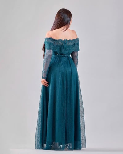 فستان سهرة أنيق بقصة أوف شولدر وأكمام شفافة