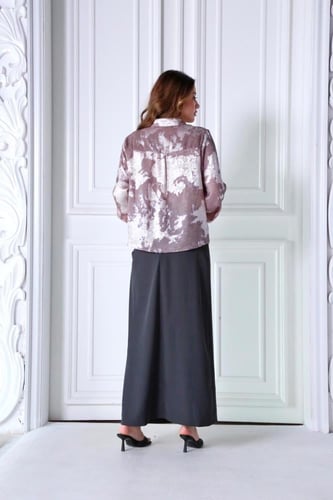 بلوزة مشجرة بالوان متداخله قماش ستان طايح