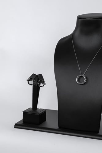 طقم اكسسوار فضي فاخر بتصميم عصري ومميز