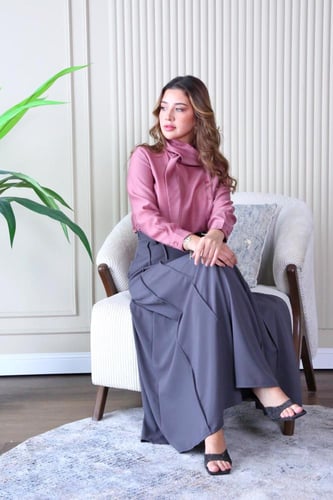 تنورة قماش كريب لون رصاصي بصفطات مع جيوب