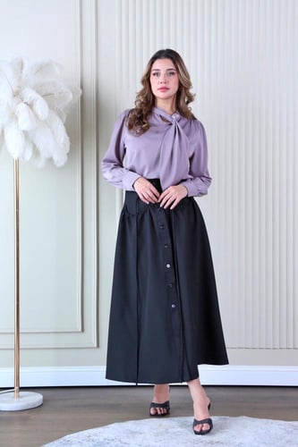 تنورة مدرسي قماش كريب لون اسود بأزرار قصة واسعة