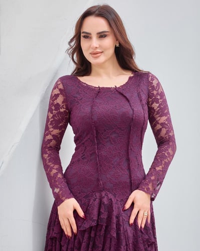 فستان دانتيل فاخر بقصة أنثوية جذابة