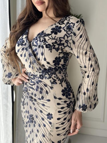 فستان سهره قماش تل مبطن بجورجيت طويل مزين بشك كحلي...