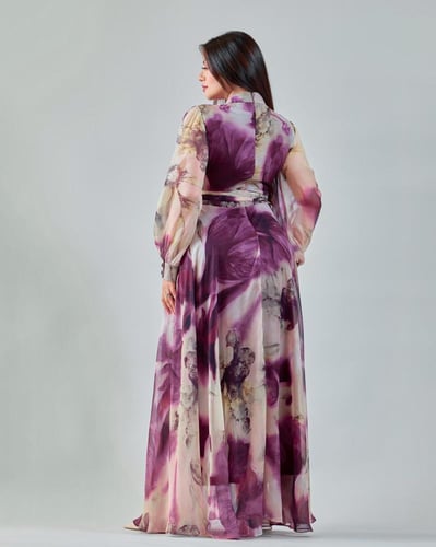 فستان مشجر طويل بنقشة فاخرة وحزام أنيق