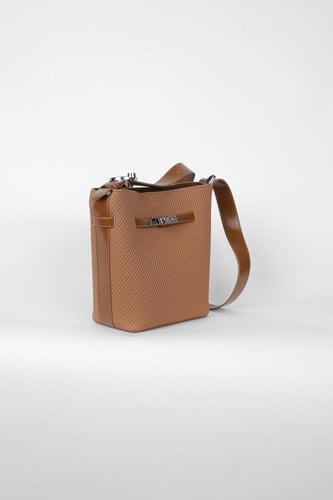 شنطة كروس نسائية أنيقة بتصميم عصري وحجم مثالي