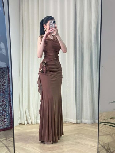 فستان ناعم استرتش لون موكا موس مزين بورود بالخصر و...