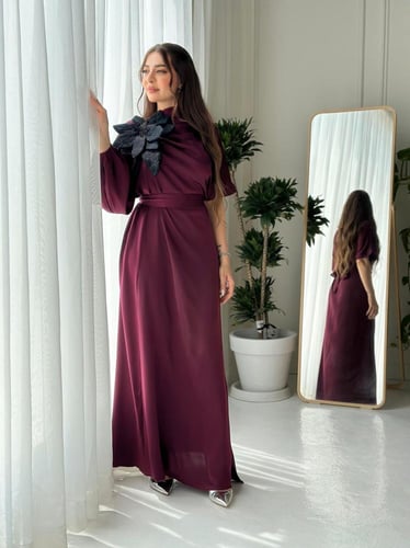 فستان قماش حرير بلمسة مخملية مزين بوردة ثلاثية الا...