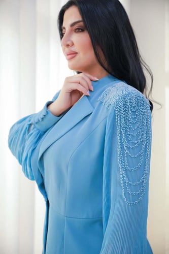 طقم نسائي لون سماوي جاكيت مطرز من الاكمام و تنورة...