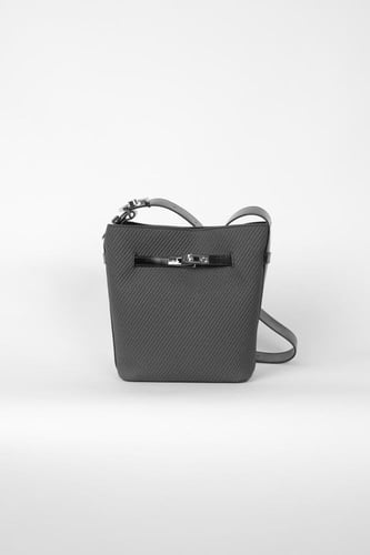 شنطة كروس نسائية أنيقة بتصميم عصري وحجم مثالي