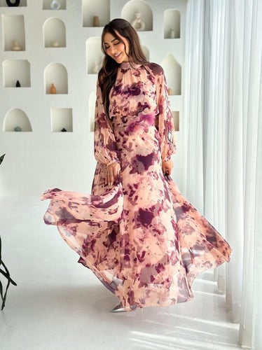 فستان شيفون مشجر بورود ثلاثية الأبعاد عند الخصر