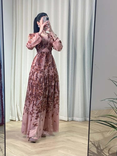 فستان شيفون مشجر اكمام طويلة ومزين بفصوص