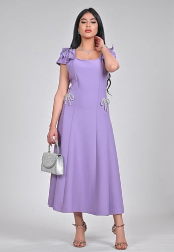 فستان سهرة ميدي ناعم قماش طبي لون بنفسجي فاتح مع ا...