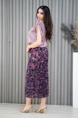 طقم بلوزة لحمي وتنورة موردة ومموجة