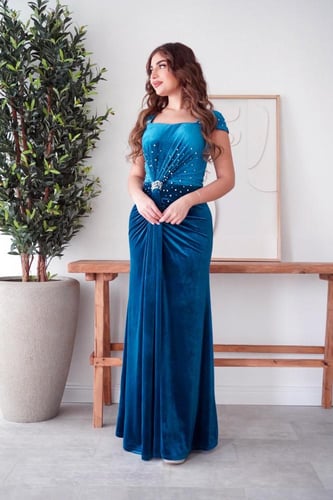 فستان سهرة مخمل أزرق بتطريز كريستال