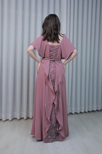 فستان سهرة كريب مزين بالظهر بشك لون لحمي