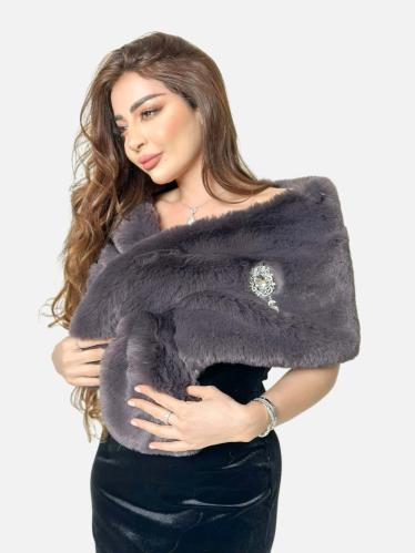 جاكيت فرو رمادي ناعم مع بروش كبير