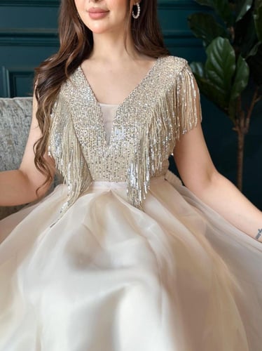 فستان سهرة ميدي قماش اورجانزا الصدر مزين بشك وهدب