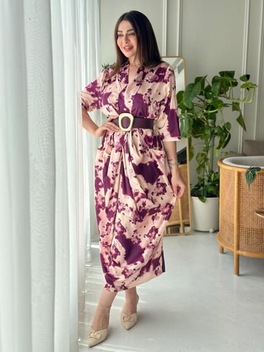 فستان قماش حرير مزين بنقوش منقش وبجيوب وحزام