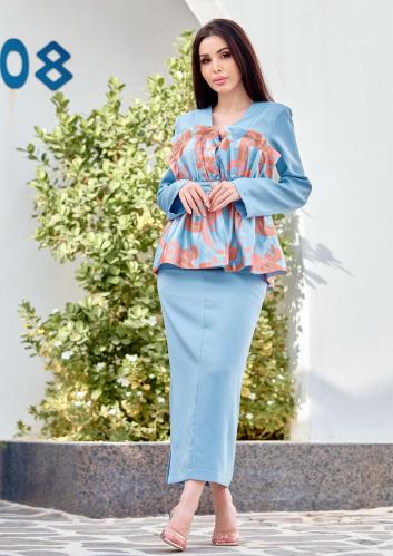 طقم نسائي بتصميم عصري وقصّة راقية