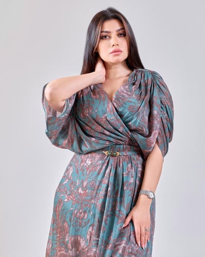 فستان مشجر أنيق بقصة لف وتفاصيل راقية