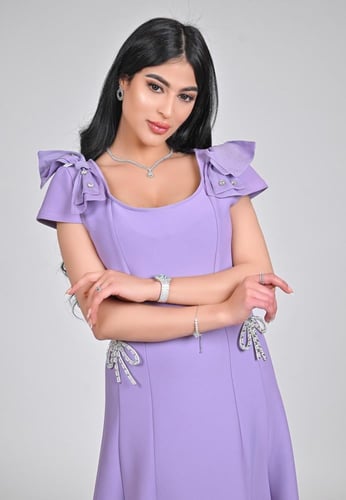 فستان سهرة ميدي ناعم قماش طبي لون بنفسجي فاتح مع ا...