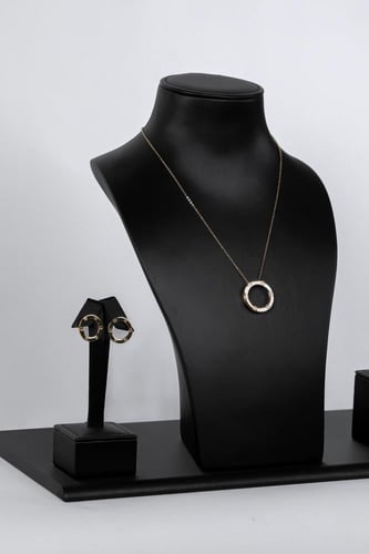 طقم اكسسوار ذهبي فاخر بتصميم عصري ومميز