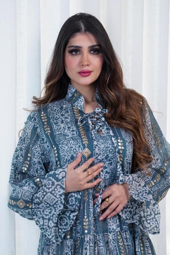 جلابية كويتية واسعة لون زيتي مزينة بتطريز وترتر