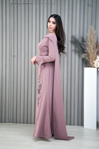 فستان سهرة كريب مزين بشك وبفتحة جانبية