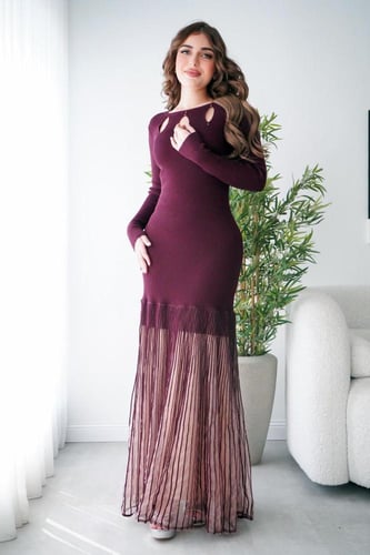 فستان شتوي عنابي أنيق بتصميم انيق وتفاصيل بليسيه ش...