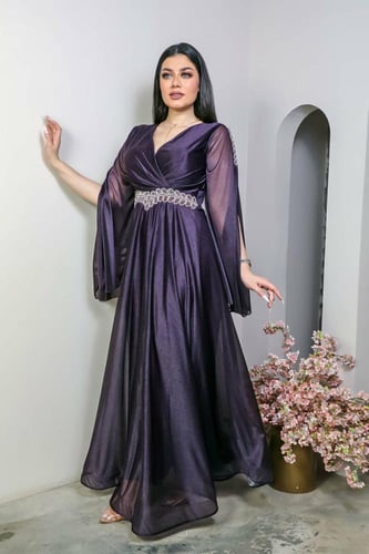 فستان طويل لمعه لاميه اكمام طويله على تطريز شك يدو...