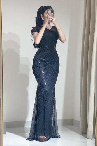 فستان سهرة طويل لون اسود مزين بشك وترتر يدوي