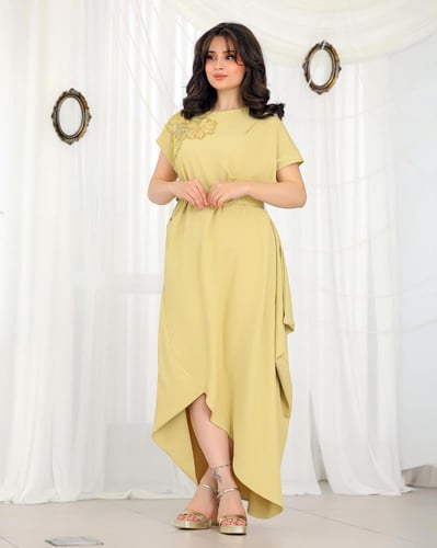 فستان ناعم كريب أنيق بنقش يدوي على الصدر