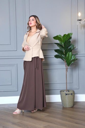 تنورة مدرسي قماش كريب استرتش لون بني زم على الخصر...