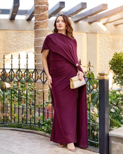 فستان سهرة طويل بتصميم كاب فخم