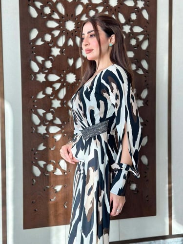 فستان سهرة تايجر اكسسوار بالخصر لون ابيض مع اسود