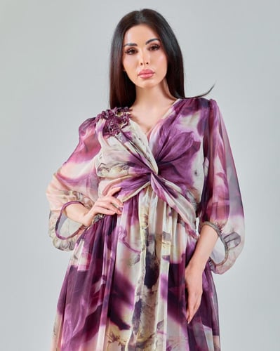 فستان مشجر شيفون بطبعات فنية وتصميم أنيق