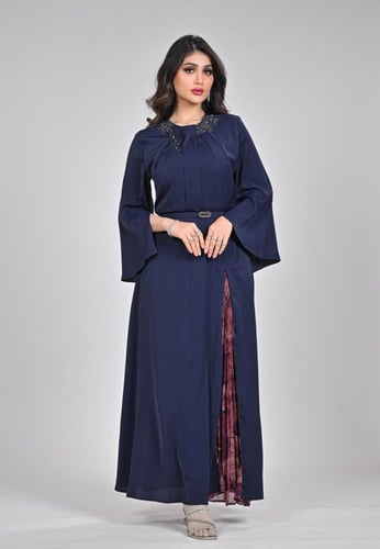 فستان ناعم طويل لون كحلي قماش مطرز في الرقبة و حزا...