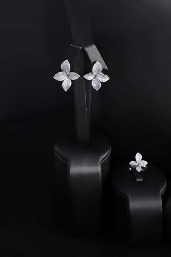 طقم إكسسوارات نسائي فضي بتصميم زهري عصري