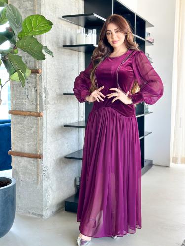 فستان سهرة مخمل وتل بأكمام شفافة وقصة أنيقة