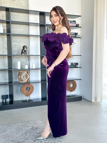 فستان سهرة مخمل لون بنفسجي مزين بورود ثلاثية الابع...