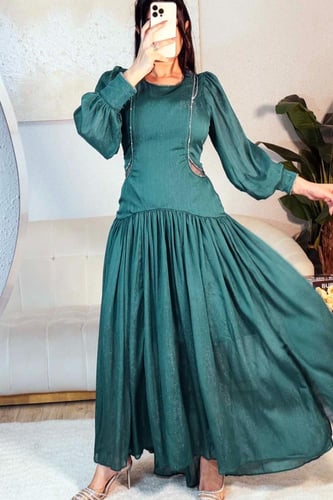 فستان سهرة بأكمام شفافة وقصة أنيقة