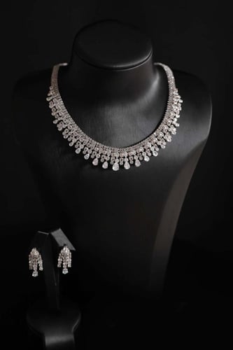 طقم إكسسوارات فضي راقٍ بفصوص زركون منسدلة