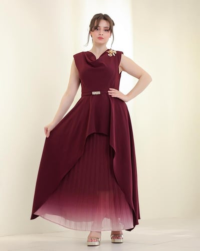 فستان سهرة بقصة كلوش مزدوجة وتفاصيل أنيقة