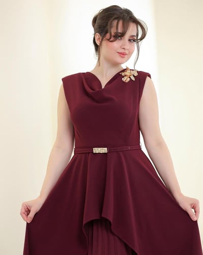 فستان سهرة بقصة كلوش مزدوجة وتفاصيل أنيقة