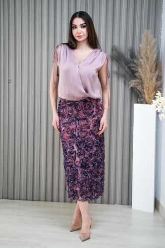 طقم بلوزة لحمي وتنورة موردة ومموجة