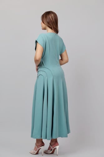 فستان كريب ناعم بشك كريستال راقٍ