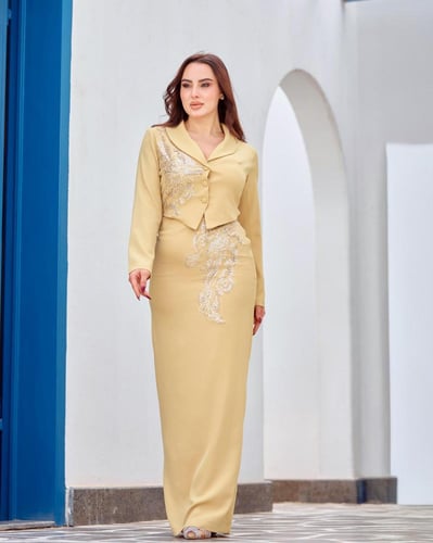 فستان ناعم بقصة جاكت وتطريز شك راقٍ