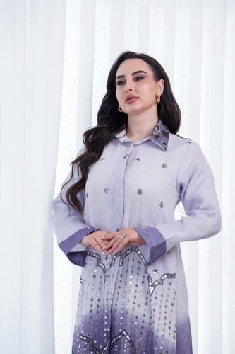 فستان طويل بياقة قماش لنن مزينة بتطريز وترتر